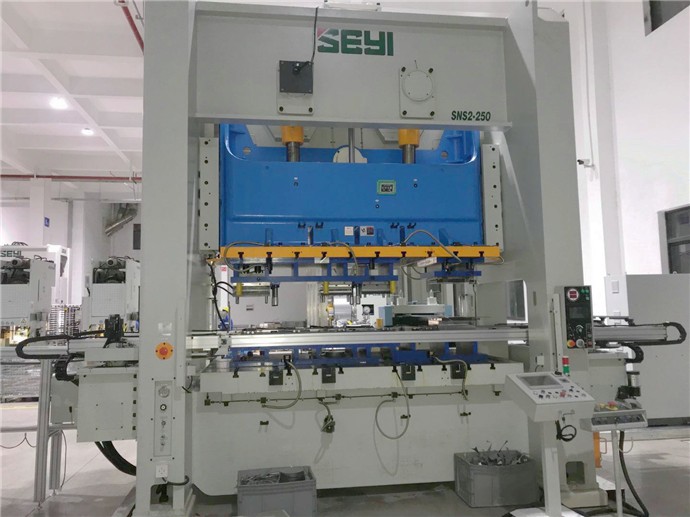 三次元沖壓機(jī)械手如何實現(xiàn)高精度復(fù)雜零件多工序沖壓生產(chǎn)